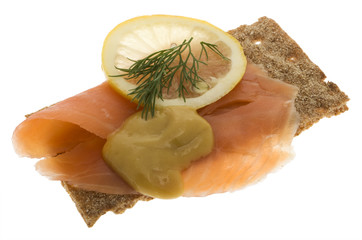 Lachs garniert auf Knäckebrot