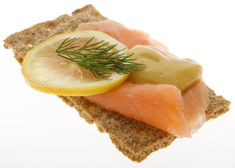 Lachs garniert auf Knäckebrot