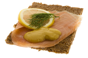 Lachs garniert auf Vollkornbrot