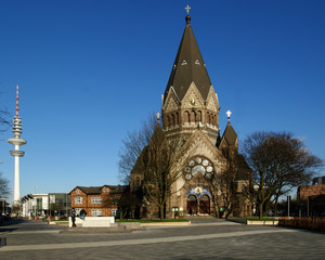 Fototapeta na wymiar Kirche mit stadtansicht