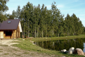 maison en bois au bord d'un lac