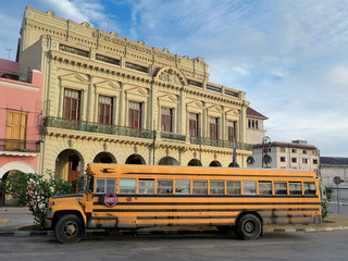 Fototapeta na wymiar cubain bus