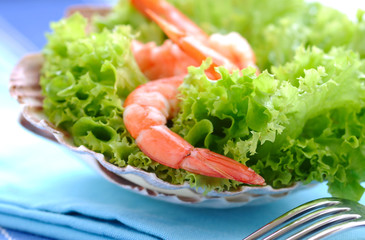 frische garnelen auf salat in einer muschel serviert