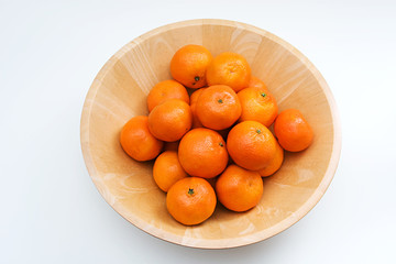 Clementinen in einer Holzschale