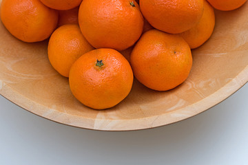 Clementinen in einer Holzschale