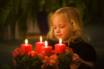 Kind mit Adventskranz zu Weihnachten - 10765104