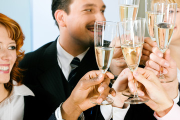 Mit Sekt anstoßen