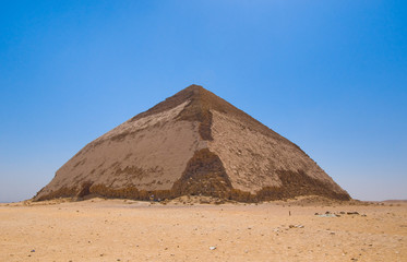 Fototapeta na wymiar Bent Piramida w Dahszur, Kair, Egipt