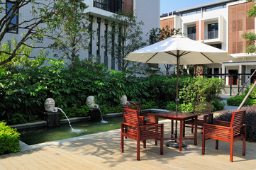 Central small garden with table and chairs