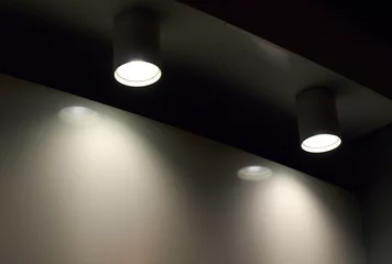 Foto op Plexiglas Licht en schaduw Lichtstralen van lampen in het donker