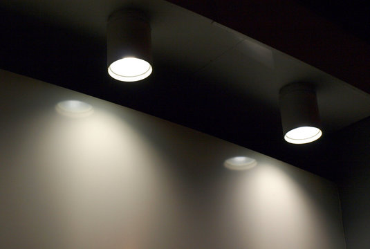 Lichtstrahlen von Lampen in der Dunkelheit