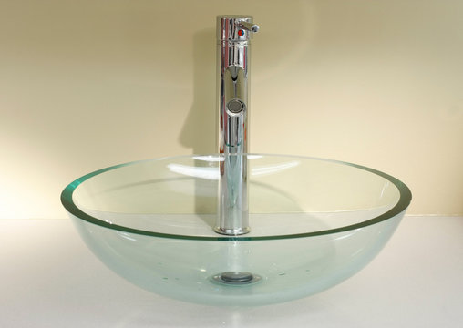 Vasque en verre avec mitigeur