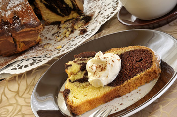 Marmorkuchen mit Sahne