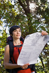Naklejka premium Woman with backpack looking at map
