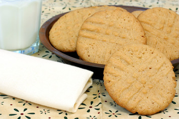 Peanut Buttercookies and milk