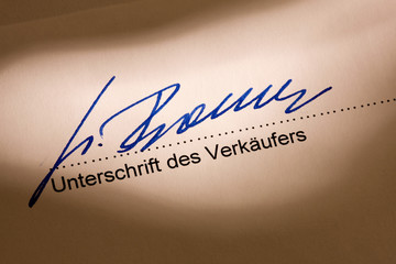 Unterschrift eines Verkäufers auf einem Kaufvertrag