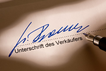 Unterschrift eines Verkäufers auf einem Kaufvertrag