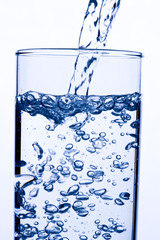 Sauberes Trinkwasser wird eingegossen