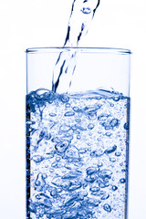 Sauberes Trinkwasser wird eingegossen