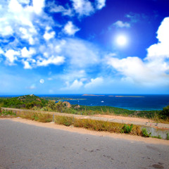 Fototapeta premium Sea landscape with cloudy sky and sun