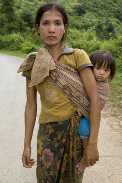 Portrait Hmong Frau mit Kleinkind