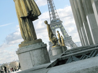 Tour eiffel et statues, Trocadero, Paris, France. - obrazy, fototapety, plakaty