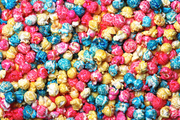 Fototapeta na wymiar Kolorowe popcorn cukierki co tło