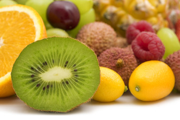 Obraz na płótnie Canvas slice kiwi and fruits on white background