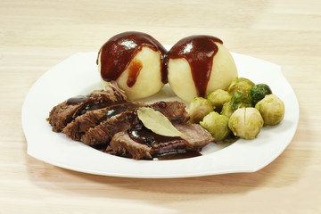 Rinderbraten mit Knoedel