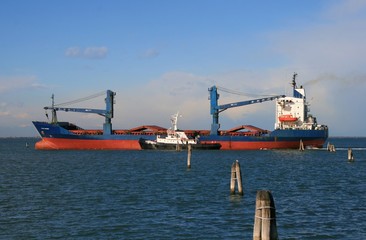 nave merci con rimorchiatore