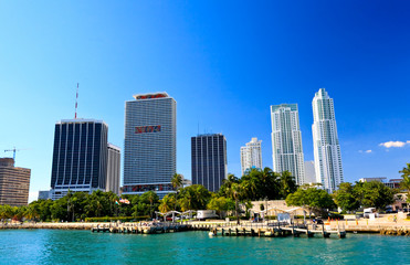 Fototapeta na wymiar ¯e wysokie budynki w centrum Miami
