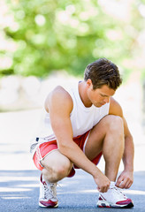 Obraz premium Runner tying shoes