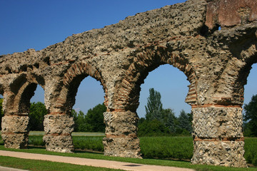 Fototapeta na wymiar Chaponost - akwedukt rzymski z Gier