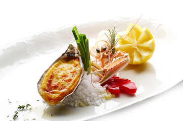 Grilled oyster with cheese and shrimpf - 10850565