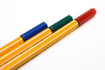 tres bolígrafos de colores