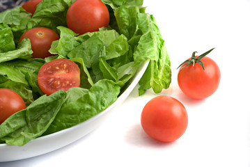 Plate with salad of tomatoes and lettuce