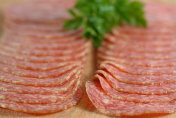 Salami in Scheiben geschnitten