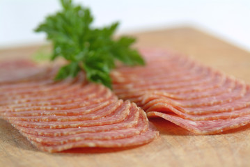 Salami in Scheiben geschnitten
