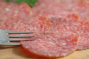 Salami in Scheiben geschnitten
