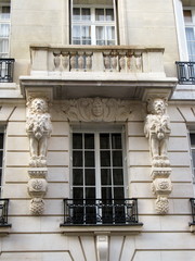 Balcon de pierre  tenu par des lions sculptés. Paris.