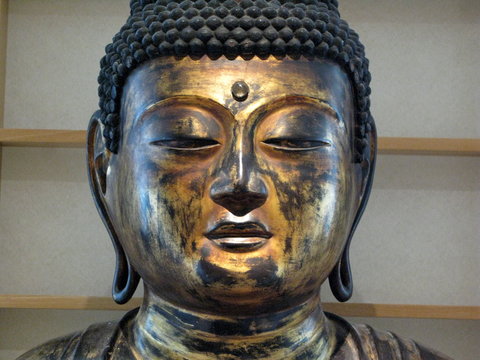 T&ecirc;te de Bouddha dor&eacute;.