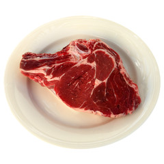 côte de boeuf sur assiette blanche