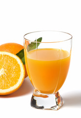 orange juice and fresh oranges