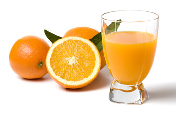 orange juice and fresh oranges
