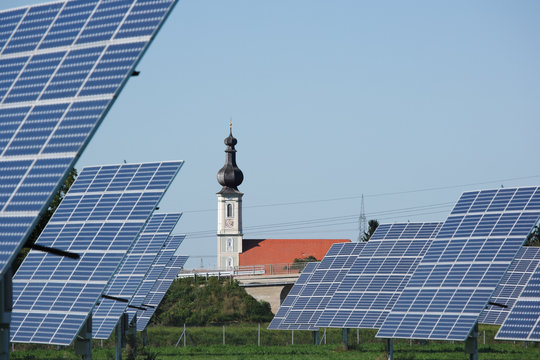 Solarfarm und Kirche