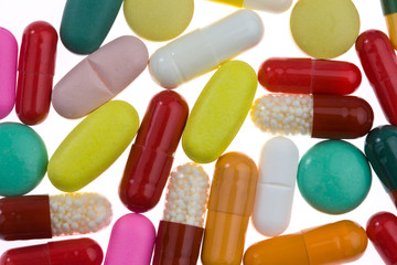 Viele bunte verschiedene Tabletten und Medikamente