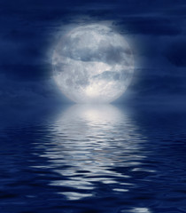 Vollmond am Wasser