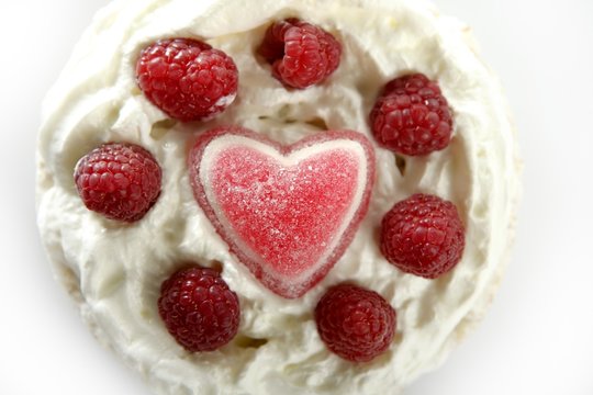 Jelly hearth cream cake with raspberries