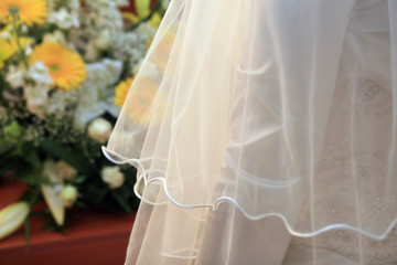 velo sposa su sfondo fiori