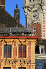 Fototapeta na wymiar szczegół domów i Dzwonnica w Lille